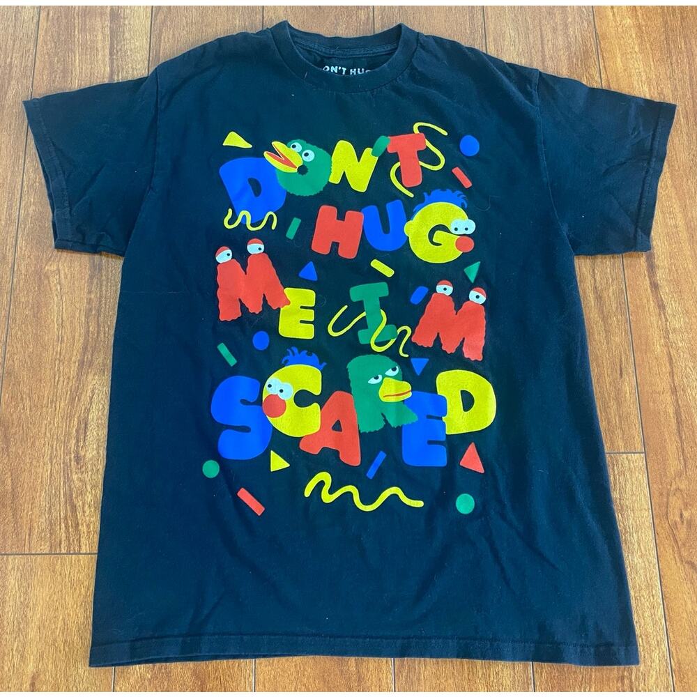 Don't Hug Me I'm Scared 2022 movie promo spell-out graphic cotton t-shirt M